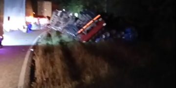 Accidente de Tractocamión en la Vía San Andresito de Sahagún deja solo daños materiales