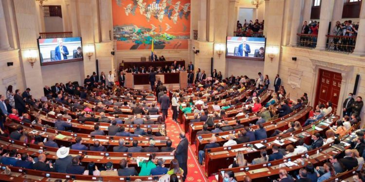 Liberales y conservadores anuncian votos negativos a ley de financiamiento