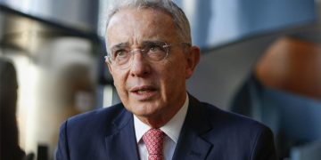 Santos es solapado, Petro frentero: Álvaro Uribe Vélez