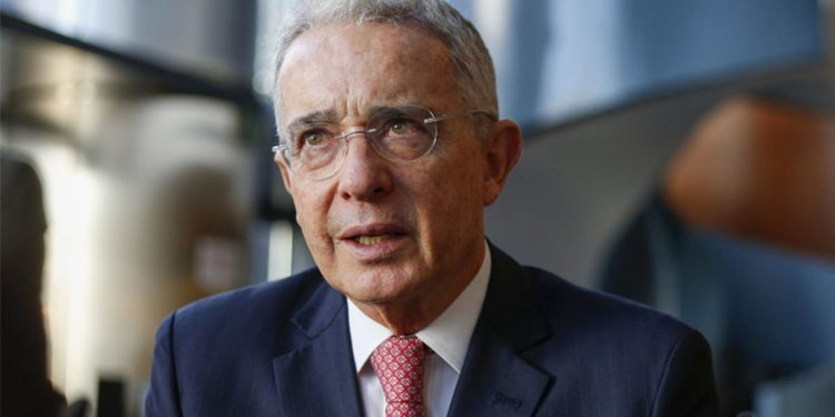 Santos es solapado, Petro frentero: Álvaro Uribe Vélez