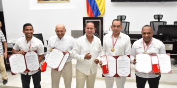 Asamblea condecora al rector y vicerrector de la Universidad del Atlántico, a los exjugadores del Junior Toto Rubio y Ringo Amaya, con la Orden de Barlovento