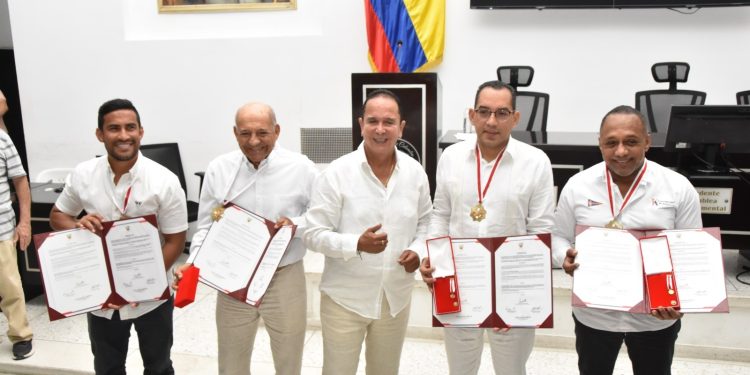 Asamblea condecora al rector y vicerrector de la Universidad del Atlántico, a los exjugadores del Junior Toto Rubio y Ringo Amaya, con la Orden de Barlovento