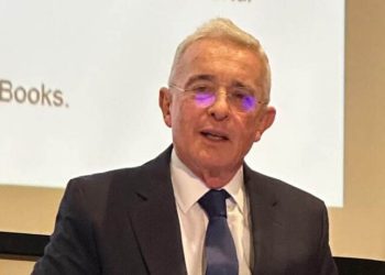 “Hay que bajar impuestos”: Uribe a Petro