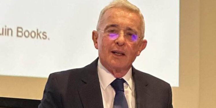 “Hay que bajar impuestos”: Uribe a Petro