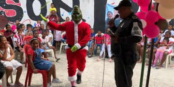 El taller de santa llega con su alegría y regalos a los barrios de Barranquilla