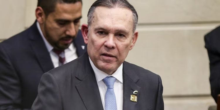 “Deje de amenazarnos y descalificarnos”: Cepeda responde a críticas de Petro