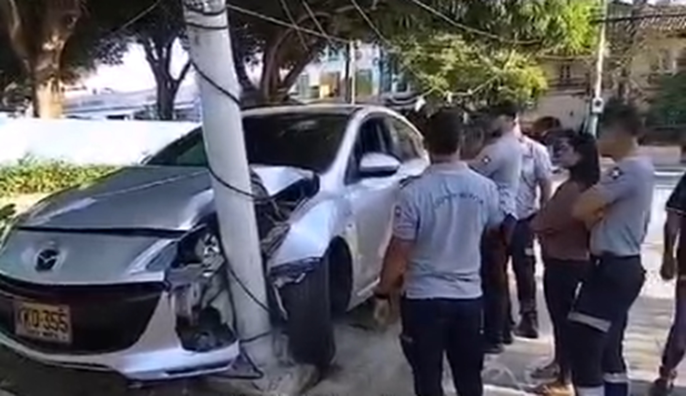 Conductor ebrio pierde el control y choca contra un poste en el barrio ...