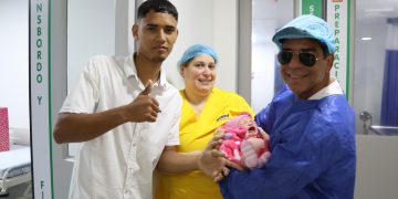 15 años después nace la vida en el Nuevo Hospital de Barranquilla: alcalde Char recibió al primer bebé tras su apertura