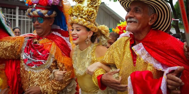 La Reina del Carnaval 2025 izó las banderas de los Congos en un domingo lleno de tradición