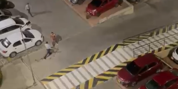 Sujeto sin ropa agredió a vigilantes en Conjunto residencial Alameda del Río