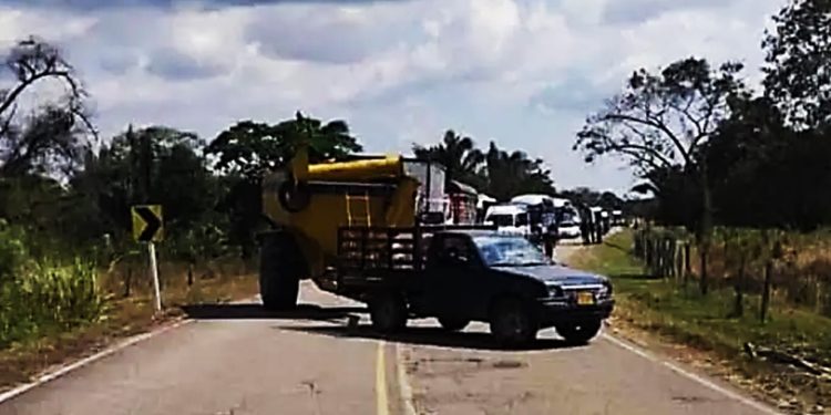 ELN bloquea la vía Tame-Arauca, generando crisis en el transporte y seguridad en la región