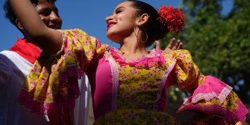 Inicia el Carnaval de Barranquilla 2025 con izada de bandera y anuncio de $9 mil millones para los hacedores de la fiesta