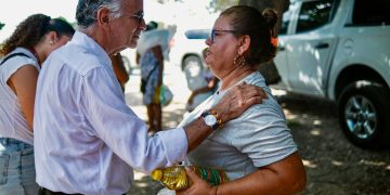 Gobernador Verano entrega ayudas humanitarias a familias afectadas por incendio en La Bendición de Dios