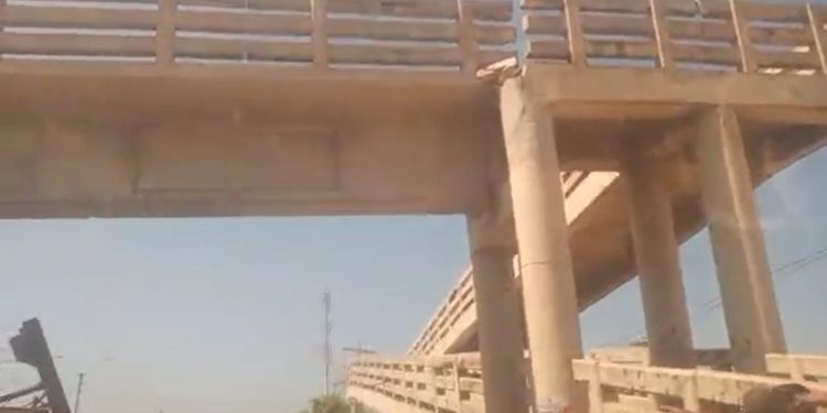 Puente peatonal en la Circunvalar sufre daños tras impacto de camión de carga