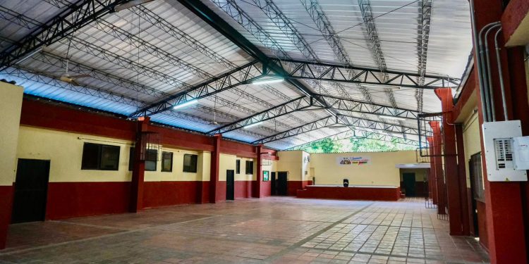 Gobernador Eduardo Verano da la bienvenida 106.000 estudiantes en su regreso a clases en Atlántico