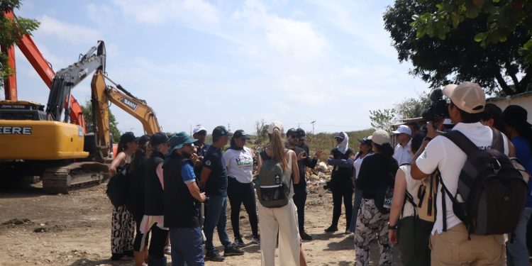 Distrito y empresarios realizan jornada de limpieza en Puerto Mocho y la trampa del arroyo León 