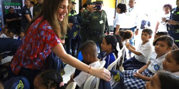 Primera dama, Katia Nule, acompaña el regreso a clases con la entrega de kits escolares 