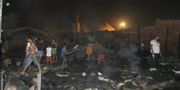 Incendio consume más de 15 viviendas en el barrio Bendición de Dios