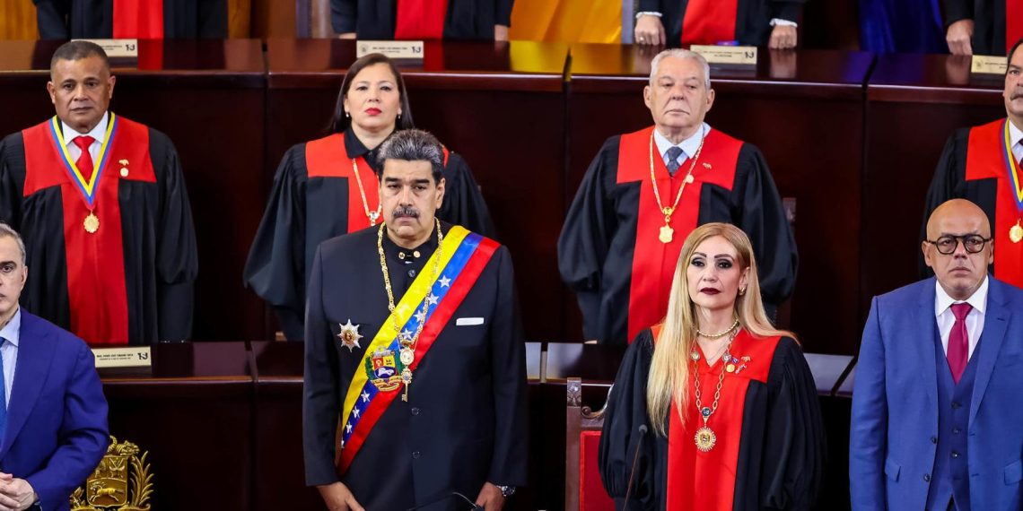 Opositores venezolanos acusan a Maduro de consumar un “golpe de Estado”