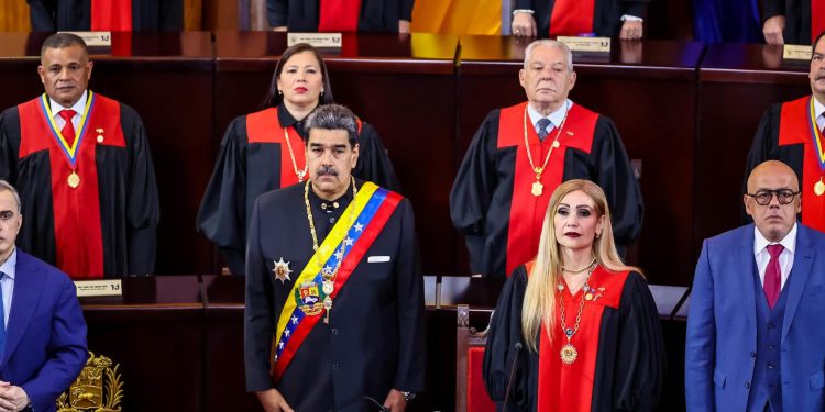 Opositores venezolanos acusan a Maduro de consumar un “golpe de Estado”