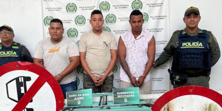 Caen tres sujetos robando señales de tránsito con una segueta en la Vía Oriental