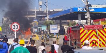 Taxi se incendia en la carrera 43 cerca del comando de la Mebar