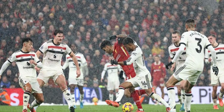 Liverpool y Manchester United empatan en un vibrante 2-2 en Anfield