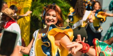 Se inicia la fiesta en los barrios con la imposición de bandas del Reinado Popular 2025