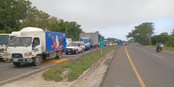Manifestantes bloquean la vía Oriental en Sabanagrande en protesta contra peaje en Arroyo de Piedra