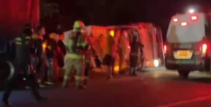 Accidente en la Ruta del Sol, vía alterna al puerto, en el sur de Santa Marta, deja un herido tras colisión entre furgón y tractocamión