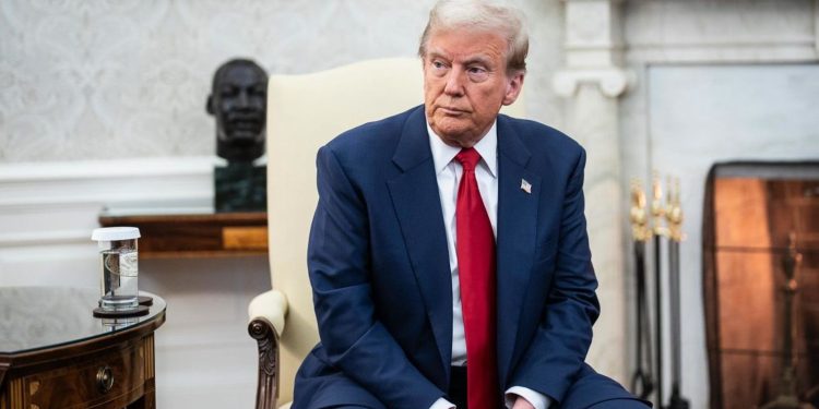 Trump prepara estrategia más agresiva contra Venezuela e Irán: Bloomberg