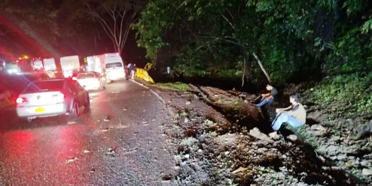 Al menos tres muertos y más de 20 heridos en fuerte accidente en la vía Bogotá-Medellín