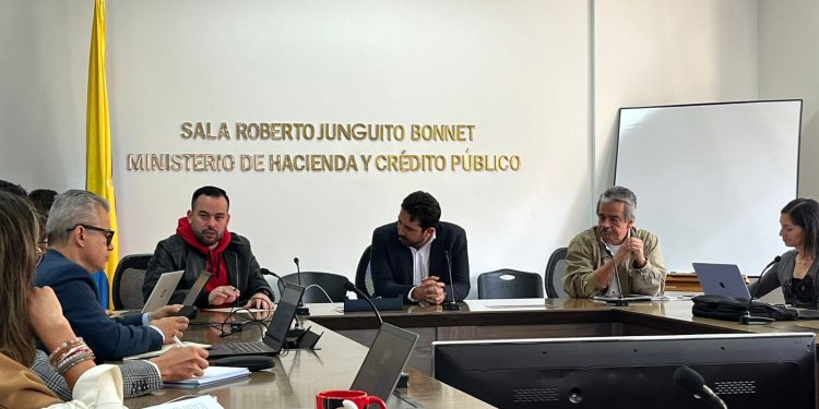 Ministro de Hacienda y Agente Interventor de Air-e trazan hoja de ruta para garantizar sostenibilidad financiera de la compañía