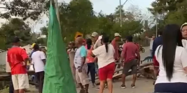 Bloquearon la vía en Puerto Escondido: comunidad reclama óptimo servicio de agua