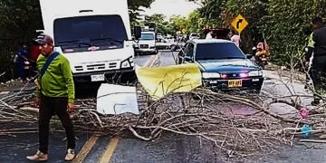 Bloqueo en la vía Riohacha-Maicao por protesta Wayuu por pagos pendientes del ICBF