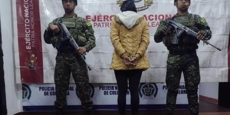 Ejército captura en la vía La Línea a una mujer que transportaba 15 kilogramos de marihuana