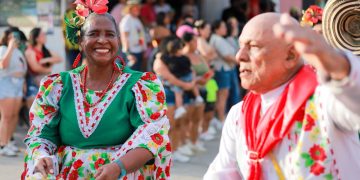 Pasos de sabiduría y fiesta: el desfile de Carnaval del Adulto Mayor deslumbra en Sabanagrande