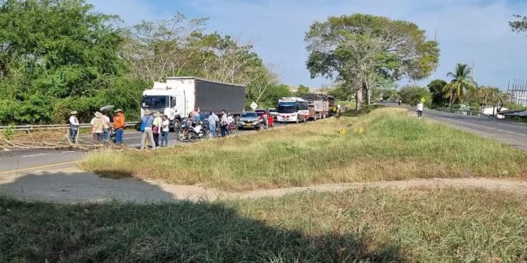 Bloqueo en la Troncal del Caribe por comunidades indígenas en Mata de Caña