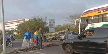 Bloqueo en la Vía La Cordialidad por el comité “No Más Peaje” en Baranoa