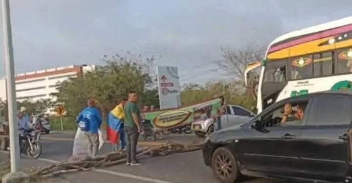 Bloqueo en la Vía La Cordialidad por el comité “No Más Peaje” en Baranoa