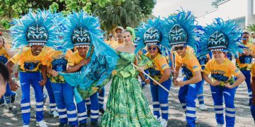 ‘Escobitas’ de Triple A izaron bandera para el Carnaval de Barranquilla 2025