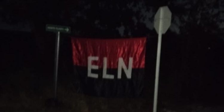 Aparece bandera del ELN junto a un paquete en Santo Tomás