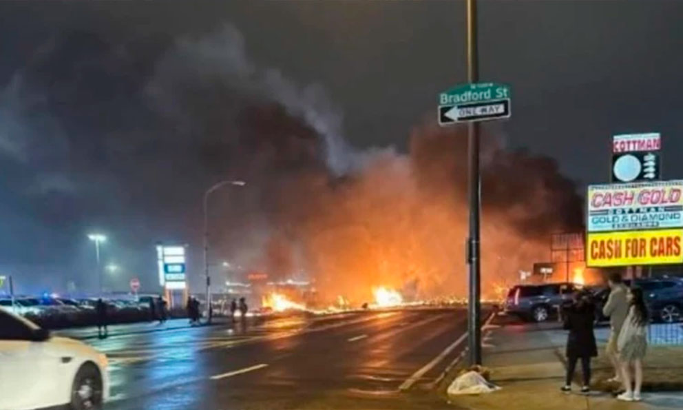 Avión médico se estrella cerca de un centro comercial en Filadelfia, dejando seis muertos y varias casas incendiadas 3 FILadelfia