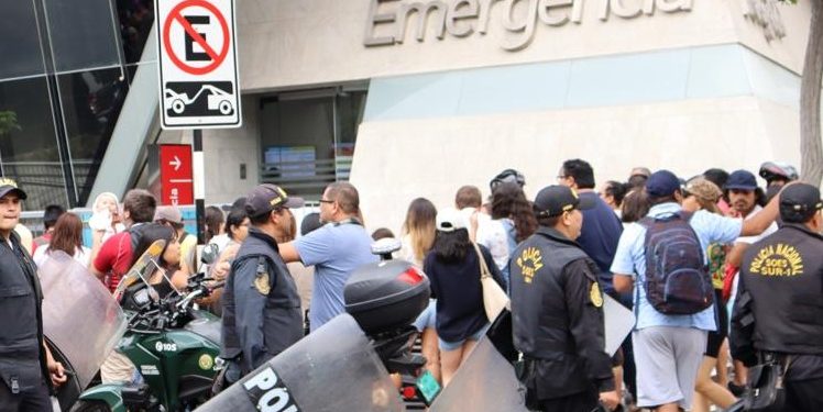 Fanáticos Peruanos Se reúnen frente a la clínica para desearle una pronta recuperación a Shakira