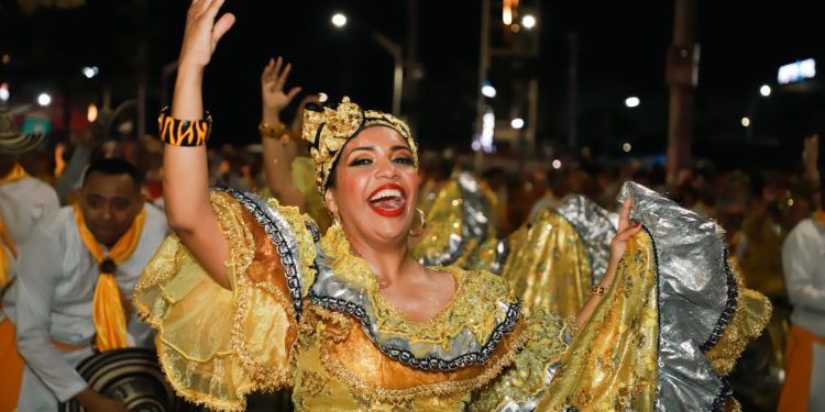 La magia carnavalera iluminó la Calle 84 en la Noche de Faroles y Tambores