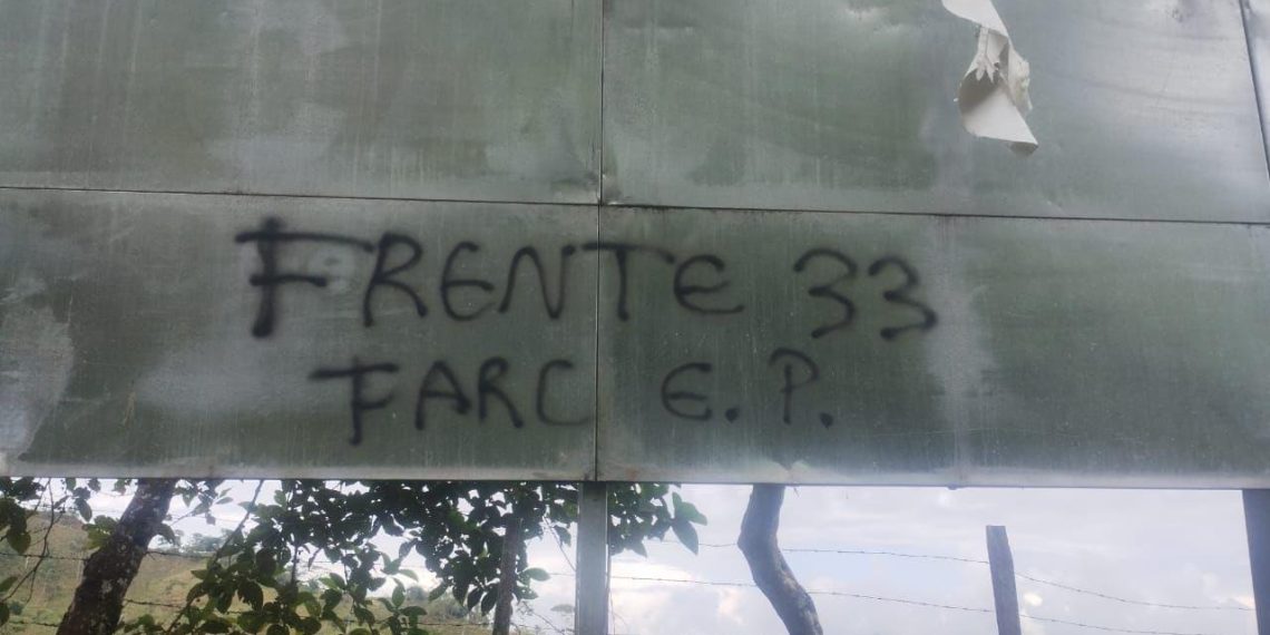 Sujetos en motos intimidan a la población en La Paz, Santander, pintando letreros del Frente 33 de las FARC