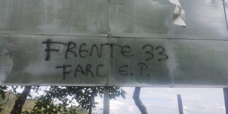 Sujetos en motos intimidan a la población en La Paz, Santander, pintando letreros del Frente 33 de las FARC