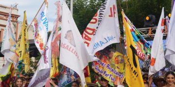 Carnaval de la 44 arranca con la emotiva izada de banderas folclóricas