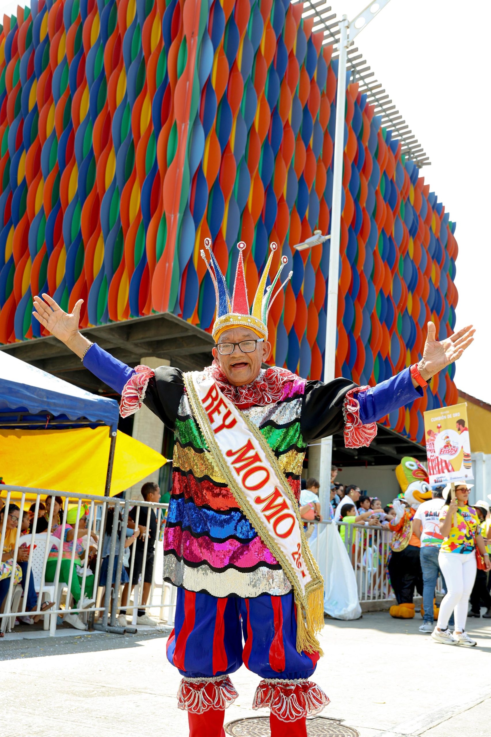 Como ‘Arlequín de Mil colores’ el Rey Momo Gabriel Marriaga deslumbró en el Desfile del Carnaval de los Niños 2025 1 Imagen de WhatsApp 2025 02 16 a las 17.05.57 4a7ddc0d scaled