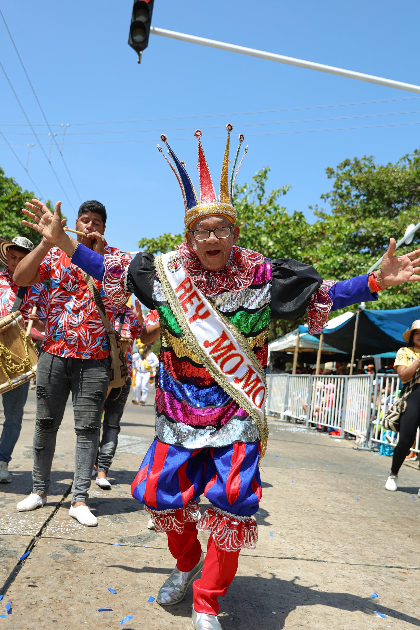 Como ‘Arlequín de Mil colores’ el Rey Momo Gabriel Marriaga deslumbró en el Desfile del Carnaval de los Niños 2025 4 Imagen de WhatsApp 2025 02 16 a las 17.05.57 ac7cd5b7 scaled